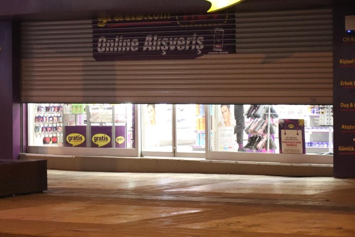 Kısıtlamalar başladı, d&uuml;kkanlar kepenk indirdi