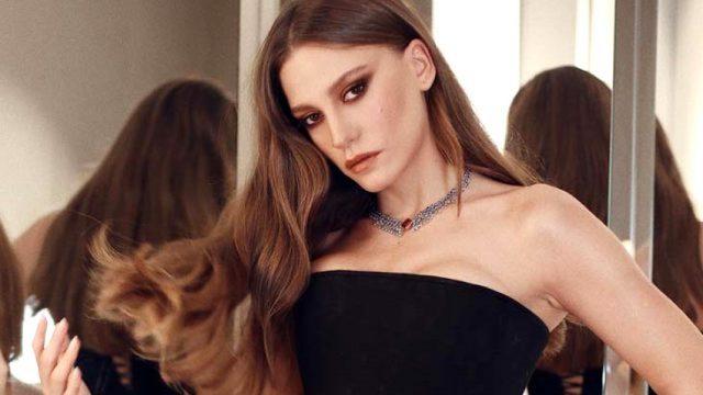 Serenay Sarıkaya mini şortlu triko takımıyla poz verdi: Haberim yokmuş gibi çek kanka