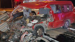 Düzce'de feci kaza! 7 yaralı: Eşyaların altında kalan çocuklar ağlayınca fark edildi