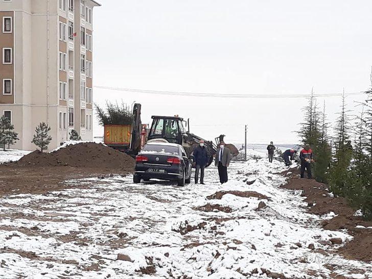 Kar yağışı fidan dikmeye engel olmadı G2