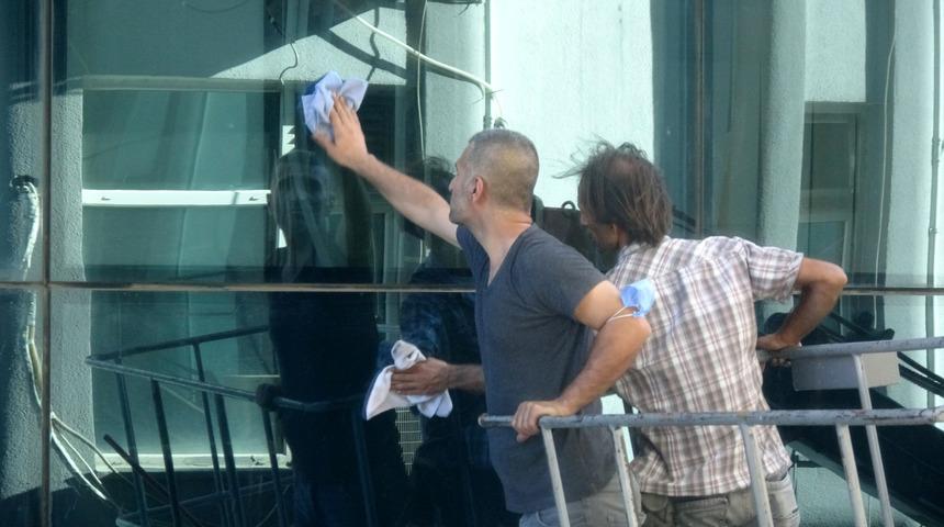 Tehlikeye aldırmadan korunaksız ve maskesiz cam sildiler