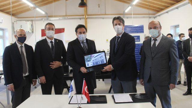 Ayvalıklı öğrencilere 224 adet bilgisayar