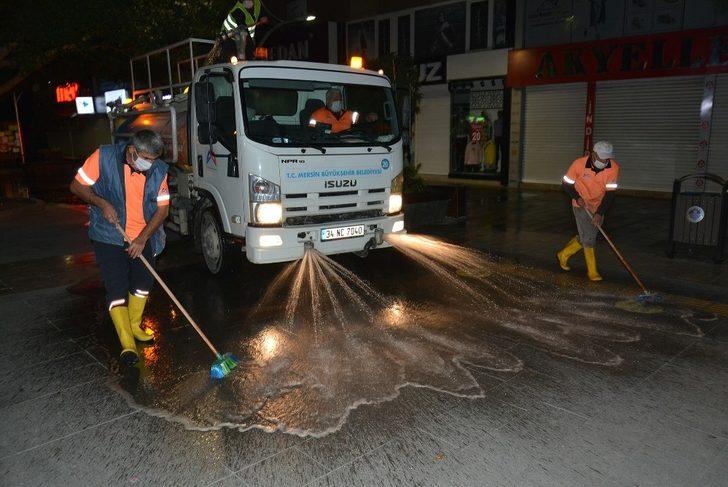 Tarsus’ta cadde ve kaldırımlar Büyükşehir Belediyesince dezenfekte edildi G2