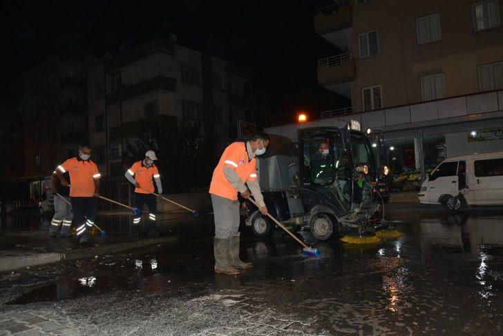 Tarsus’ta cadde ve kaldırımlar Büyükşehir Belediyesince dezenfekte edildi G3