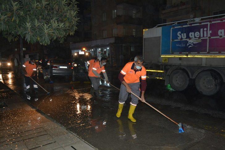 Tarsus’ta cadde ve kaldırımlar Büyükşehir Belediyesince dezenfekte edildi G4