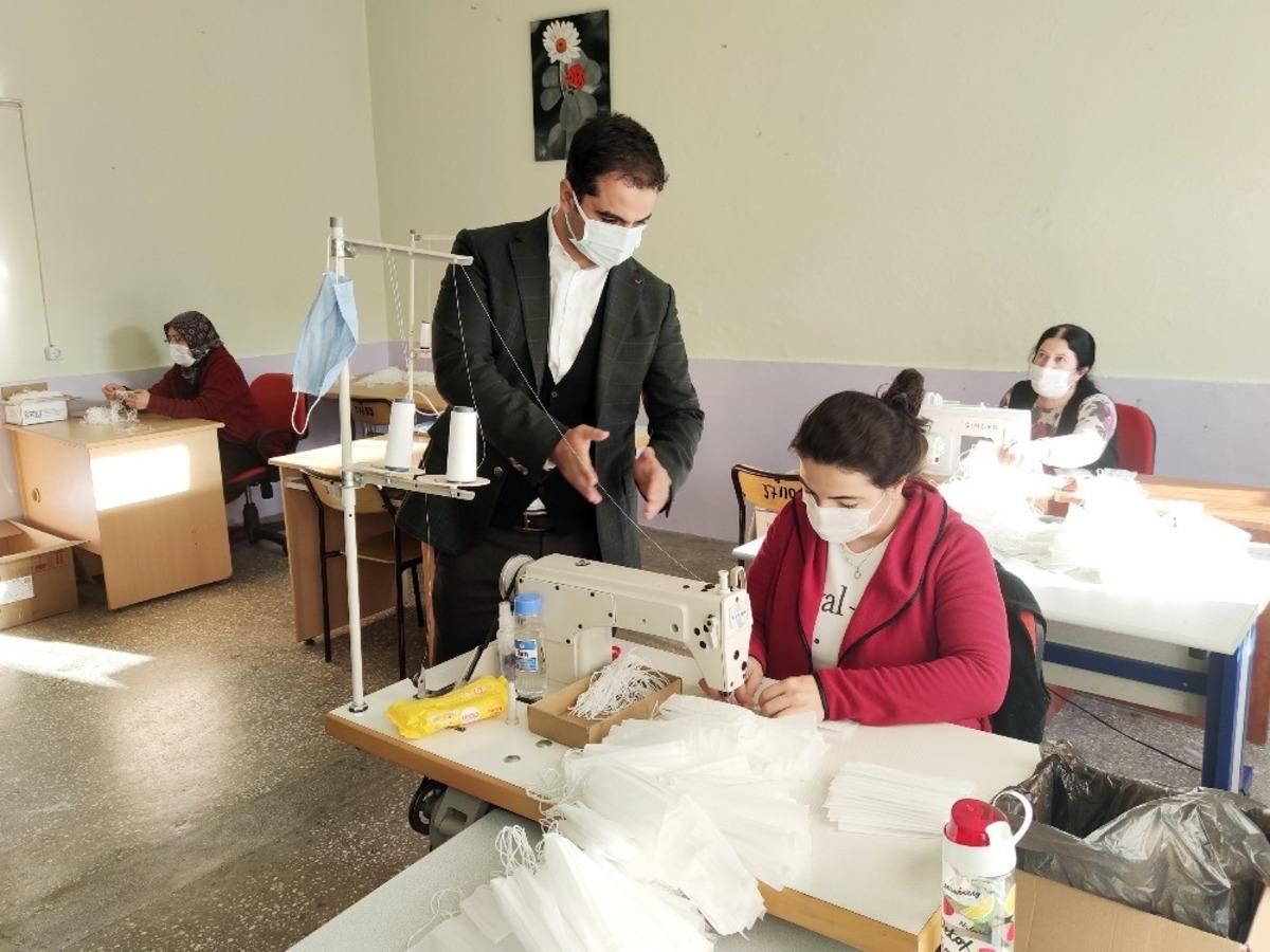 İl&ccedil;ede &uuml;retilen 50 bin adet maske &uuml;cretsiz dağıtılmaya başlandı