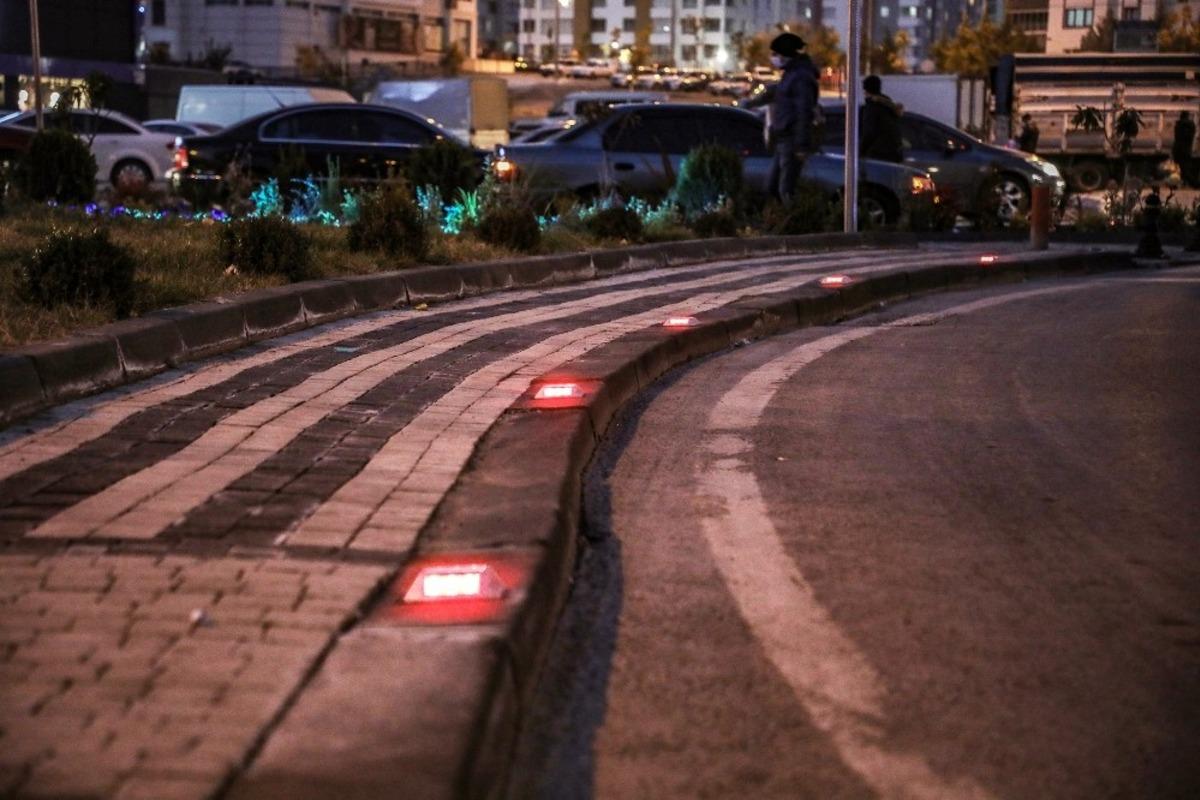 Talas&rsquo;ın kavşaklarına ışıklı reflekt&ouml;rler konuyor
