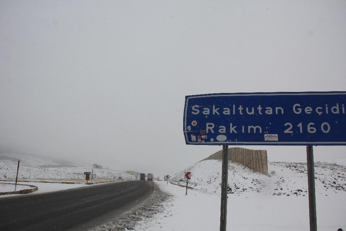 Erzincan&rsquo;ın y&uuml;ksek kesimlerinde kar, şehirde asfalt