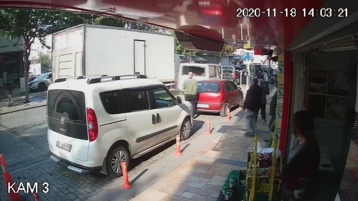 S&uuml;r&uuml;c&uuml;s&uuml; kriz ge&ccedil;iren kamyonet ışıklarda bekleyen 3 aracı ezdi