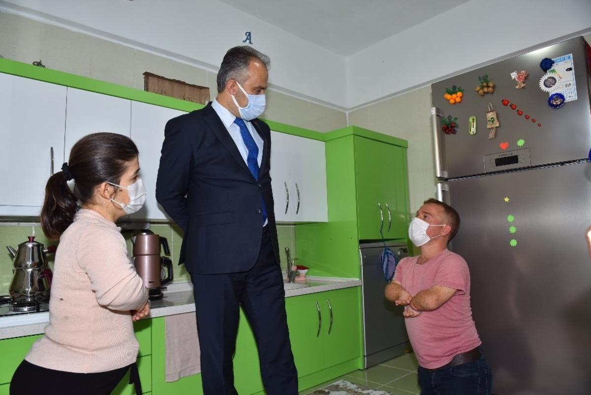 C&uuml;ce &ccedil;iftin y&uuml;z&uuml;n&uuml; Başkan Alinur Aktaş g&uuml;ld&uuml;rd&uuml;...Mutlulukları boylarından b&uuml;y&uuml;k