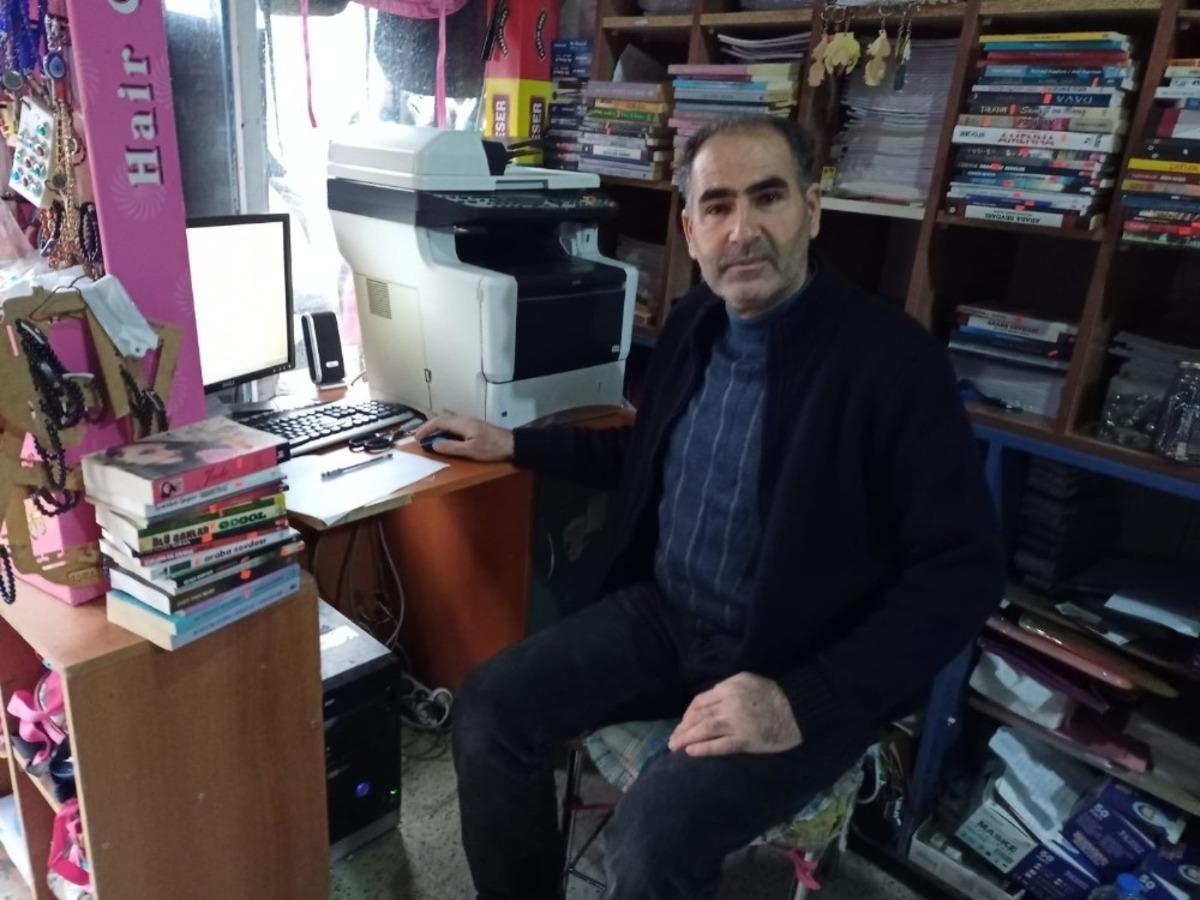 Yıllardır iş yerinde kitap okuyan esnaf &ouml;ğrencilere &ouml;rnek olmaya devam ediyor