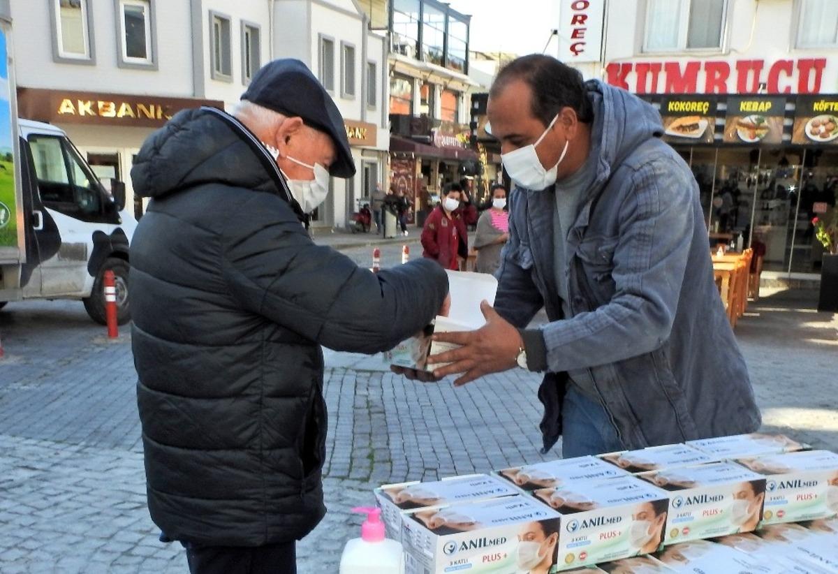 &Ccedil;eşme Manisalılar Derneği farkındalık i&ccedil;in maske dağıttı