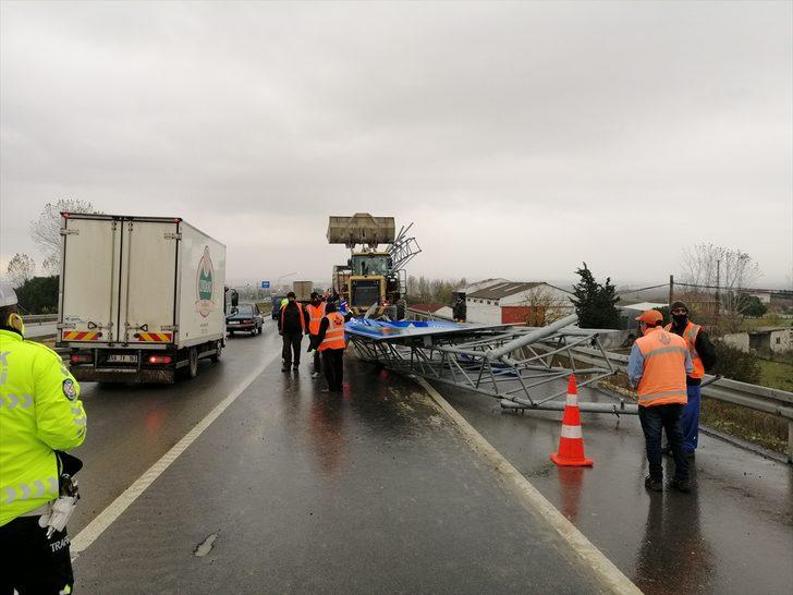 Tekirdağ'da kamyonun seyir halindeyken açılan damperi yön tabelasını devirdi G1