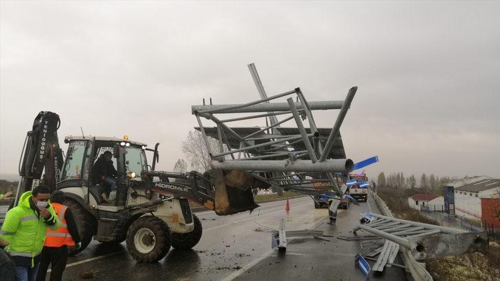 Tekirdağ'da kamyonun seyir halindeyken açılan damperi yön tabelasını devirdi G2