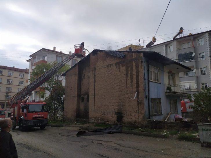 Elazığ’da çatı yangını G4