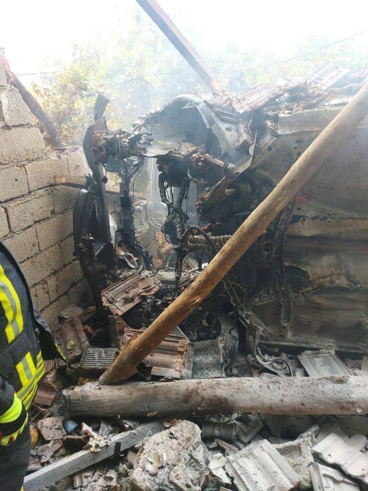 Taklalar atan otomobil deponun üzerine düştü: 1 kişi yaralandı G5