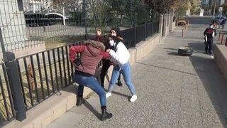 Aksaray'da uyuşturucu tacirinin yakınları kadın muhabiri darp etti