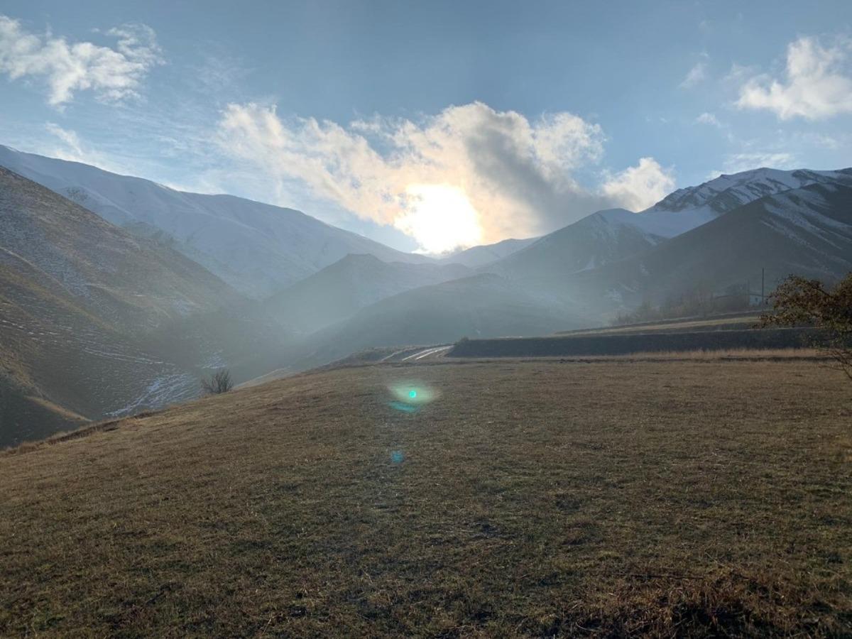 Esendere beldesinin y&uuml;ksek kesimleri beyaza b&uuml;r&uuml;nd&uuml;