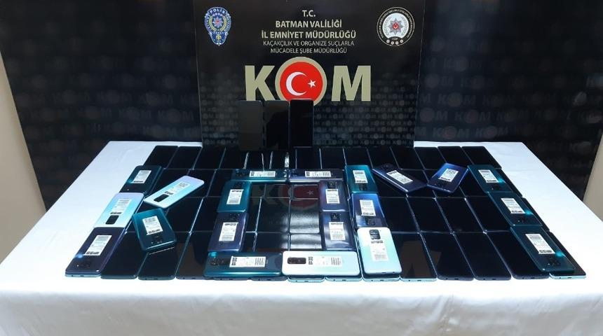Batman’da 80 adet gümrük kaçağı cep telefonu ele geçirildi