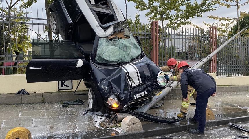 Kadıköy'de kaza yapan otomobil demir parmaklıklarda asılı kaldı