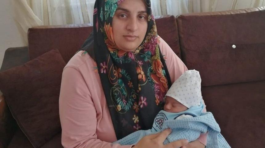 Oğlunu kucağına alamadan kazada &ouml;len babanın isteği yerine getirildi