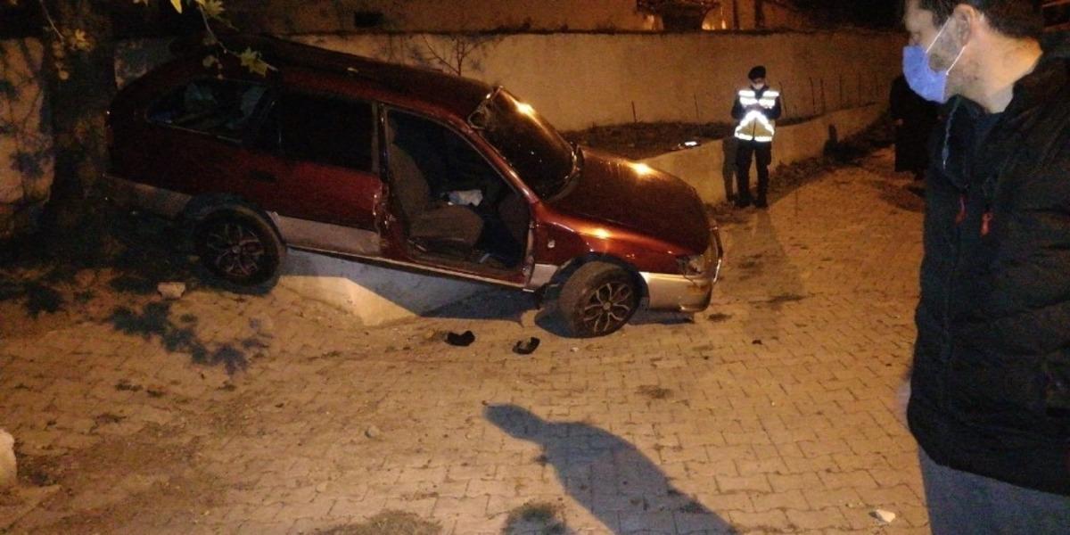 Balıkesir&rsquo;de ara&ccedil; evin bah&ccedil;esine u&ccedil;tu: 3 yaralı