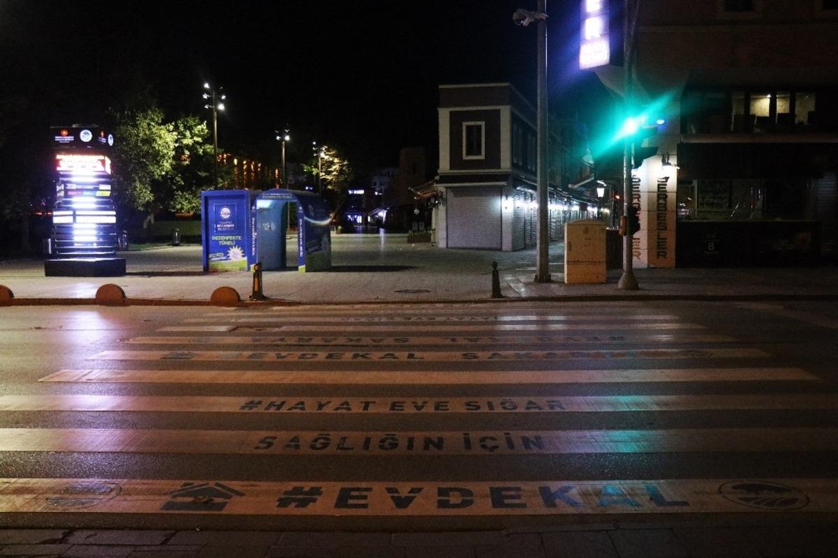 Saatler 20.00&rsquo;ı g&ouml;sterdiğinde Sakarya sessizliğe b&uuml;r&uuml;nd&uuml;