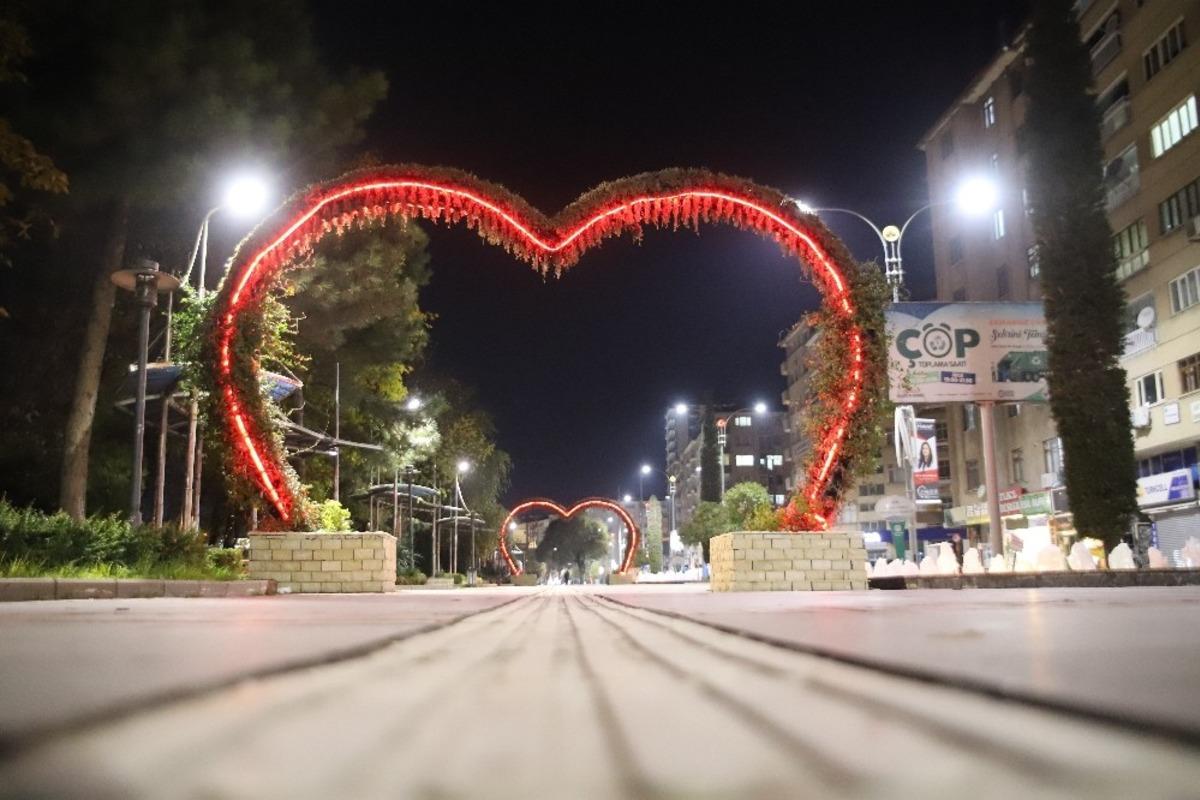 Elazığlılar kısıtlama ile evlerine &ccedil;ekildi, şehir sessizliğe b&uuml;r&uuml;nd&uuml;