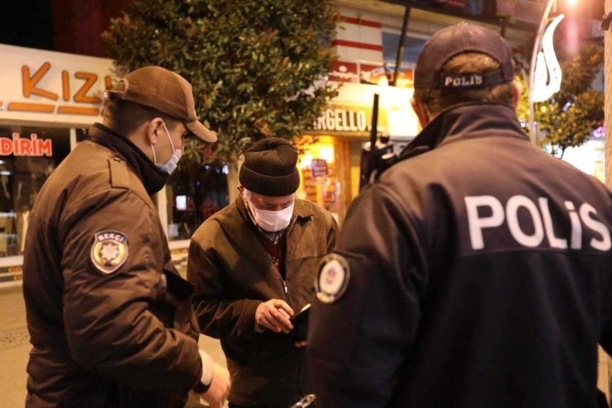 Sakarya&rsquo;da sokağa &ccedil;ıkma kısıtlamasının ilk cezası kesildi