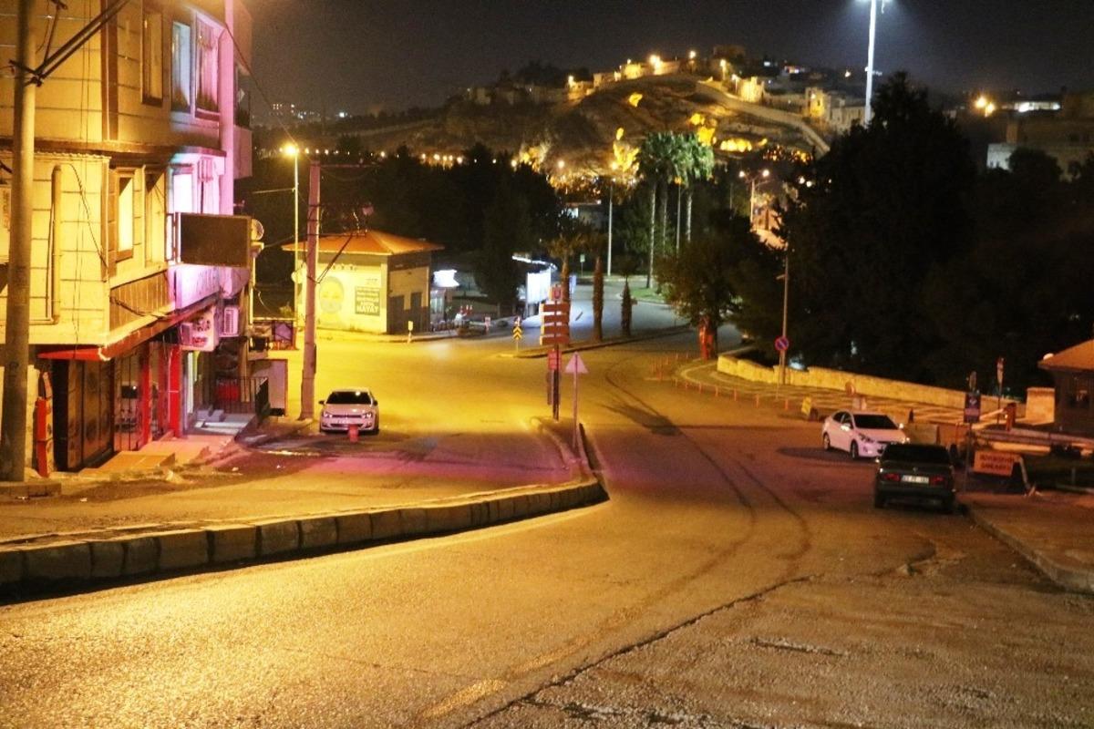 Şanlıurfa&rsquo;da cadde ve sokaklar sessizliğe b&uuml;r&uuml;nd&uuml;