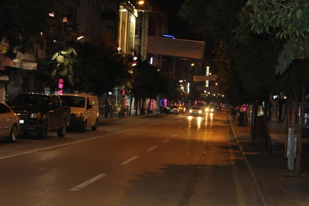 Isparta&rsquo;da sokağa &ccedil;ıkma kısıtlamasıyla birlikte sokaklar boş kaldı