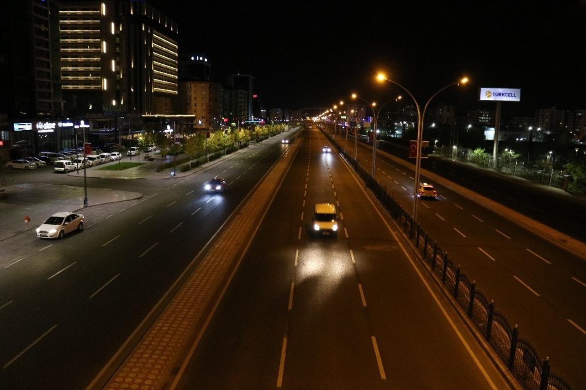 Sokağa &ccedil;ıkma kısıtlaması başladı, Diyarbakır&rsquo;da sokaklar boş kaldı