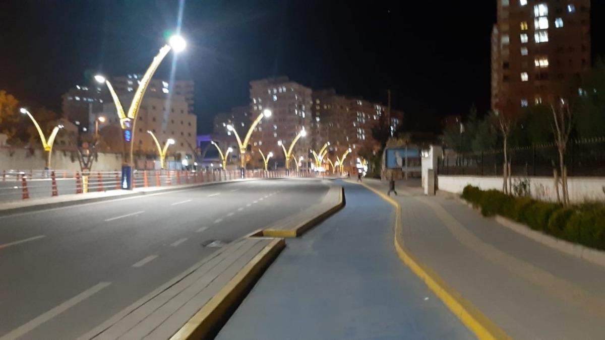 Mardin&rsquo;de yollar sessizliğe b&uuml;r&uuml;nd&uuml;