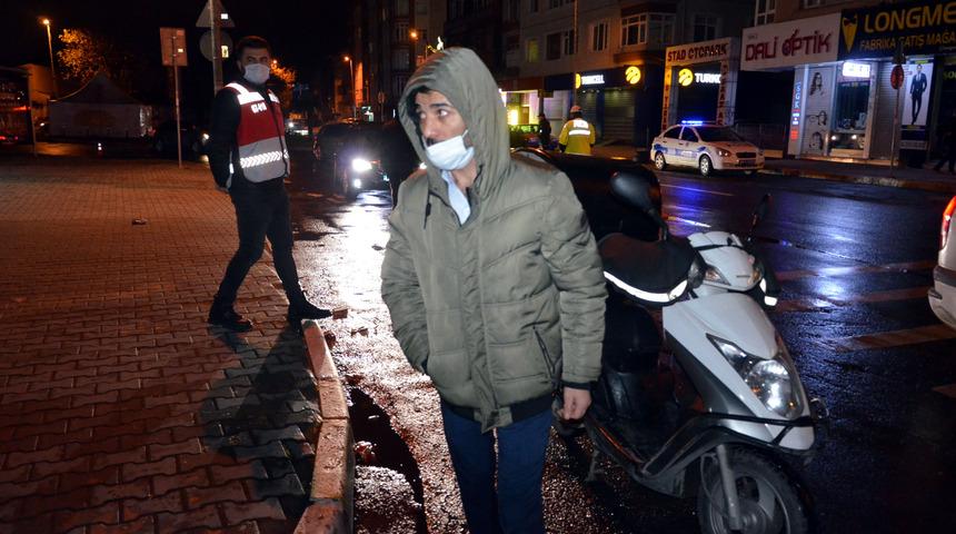 Ehliyetsiz, kasksız, ruhsatsız moto-kurye!