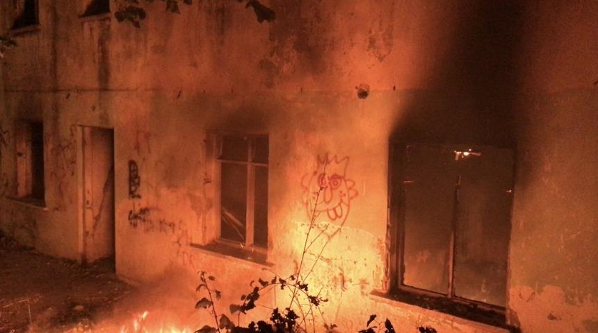 Kuşadası&rsquo;nda metruk bina yangını korkuttu