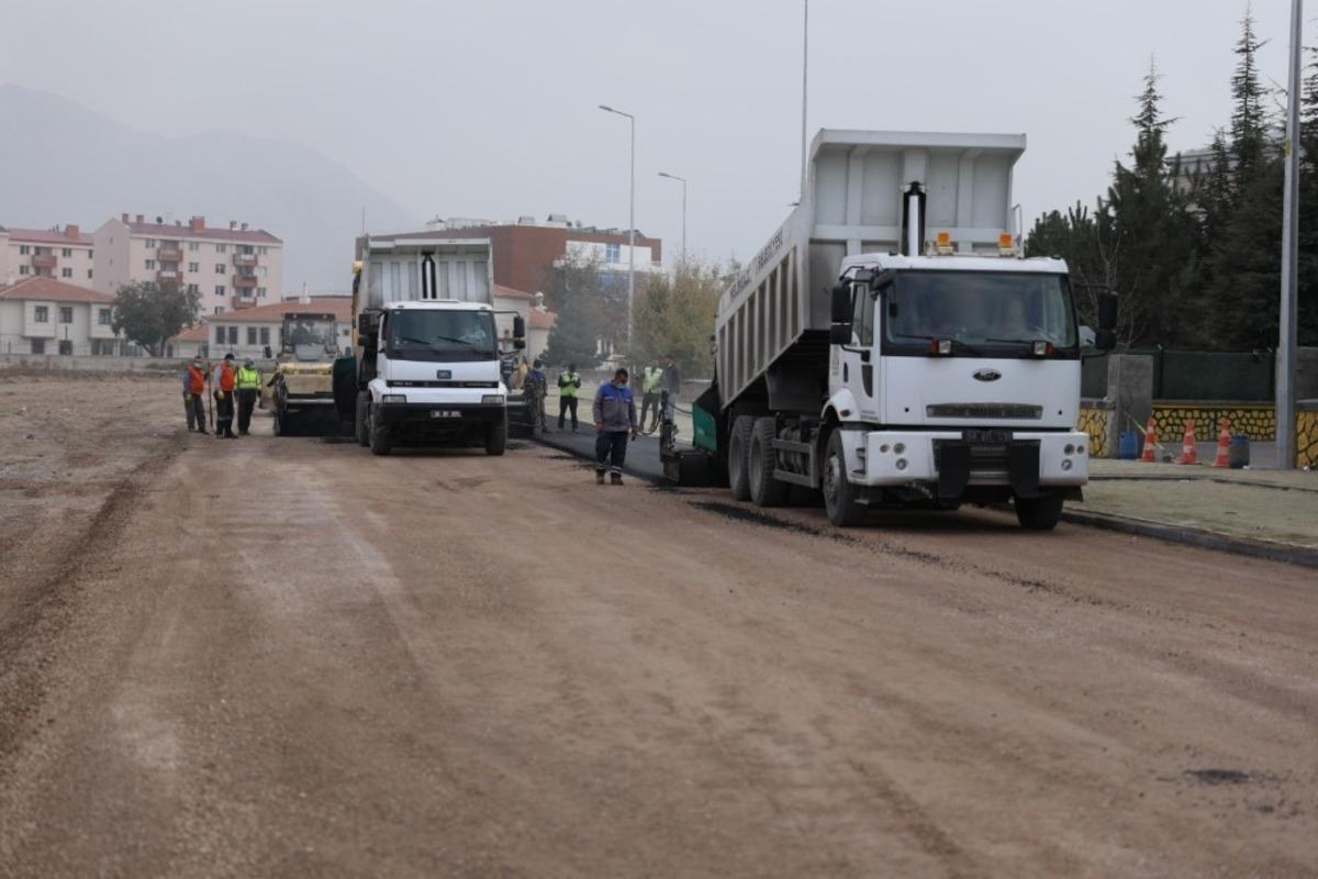 Melikgazi&rsquo;de asfalt &ccedil;alışmaları tam gaz devam ediyor