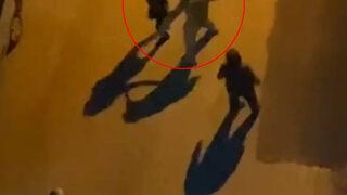 Şoke eden görüntüler! Sokak kısıtlamasında, yol ortasında 2 kadını tokatladı