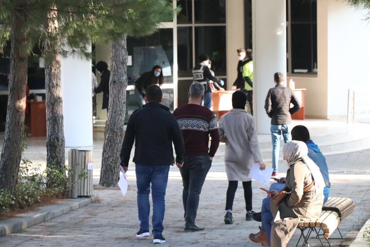 Sokağa &ccedil;ıkma kısıtlamasında KPSS sınav adayları okullara koştu