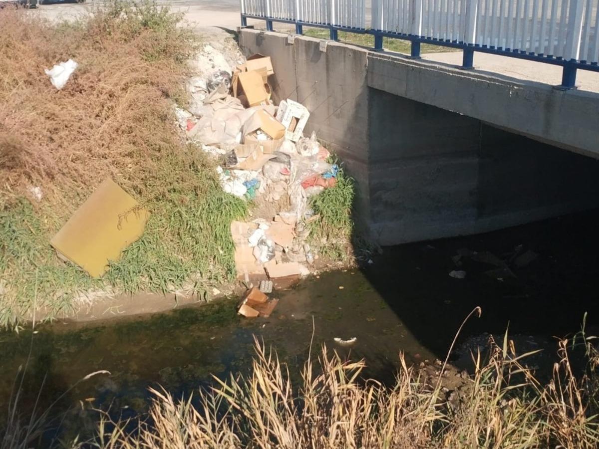 Sulama kanalına d&ouml;k&uuml;len &ccedil;&ouml;pler tedirgin ediyor