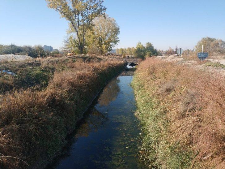 Sulama kanalına dökülen çöpler tedirgin ediyor G4