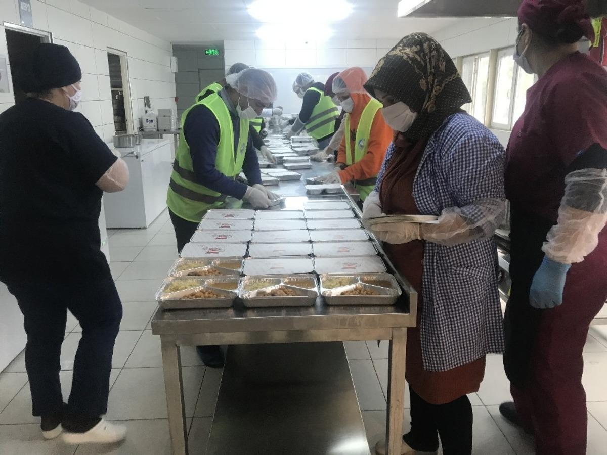 Avcılar&rsquo;da karantinadaki ailelere g&uuml;nde iki &ouml;ğ&uuml;n yemek hizmeti