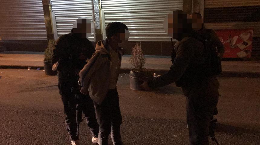 Diyarbakır'da sokağa çıkma kısıtlamasının olduğu saatlerde, yol kesip lastik yaktılar