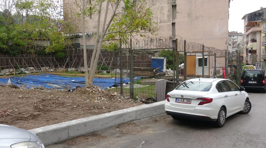 Şaşırtan görüntü! Bina yıkıldı, tarihi eserler ortada kaldı