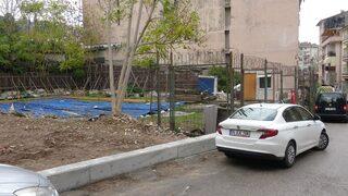 Şaşırtan görüntü! Bina yıkıldı, tarihi eserler ortada kaldı