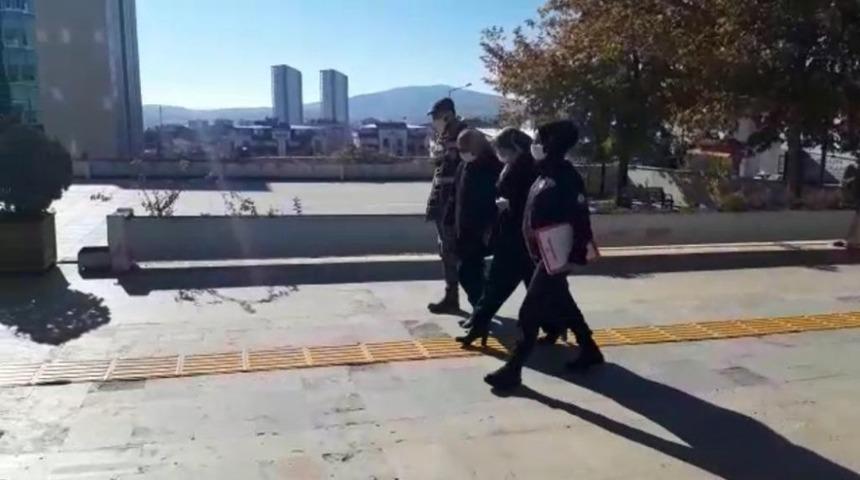 Mağazadan hırsızlık yapan sabıkalı 2 ş&uuml;pheli su&ccedil; &uuml;st&uuml; yakalandı