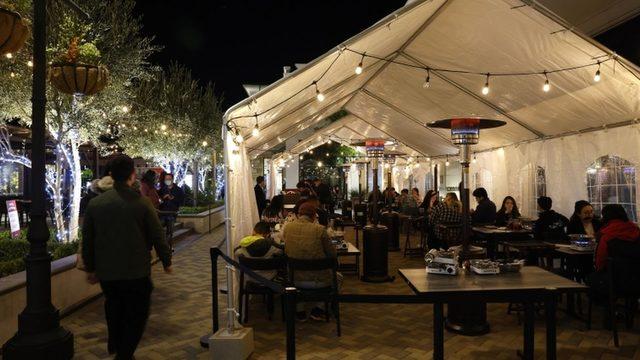 People dine outdoors at a restaurant in Concord, Contra Costa County, California, USA, 20 November 2020.