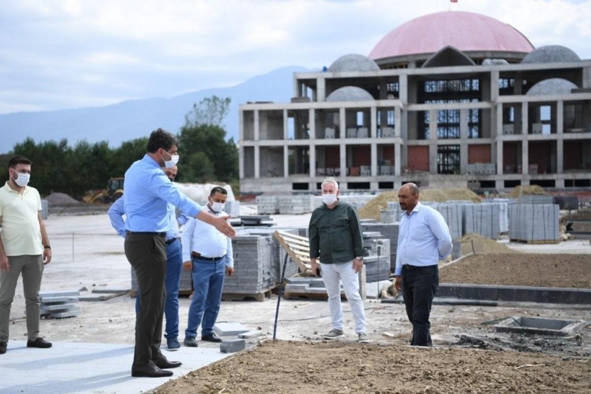 Kartepe Kent Meydanına 225 fidan dikildi