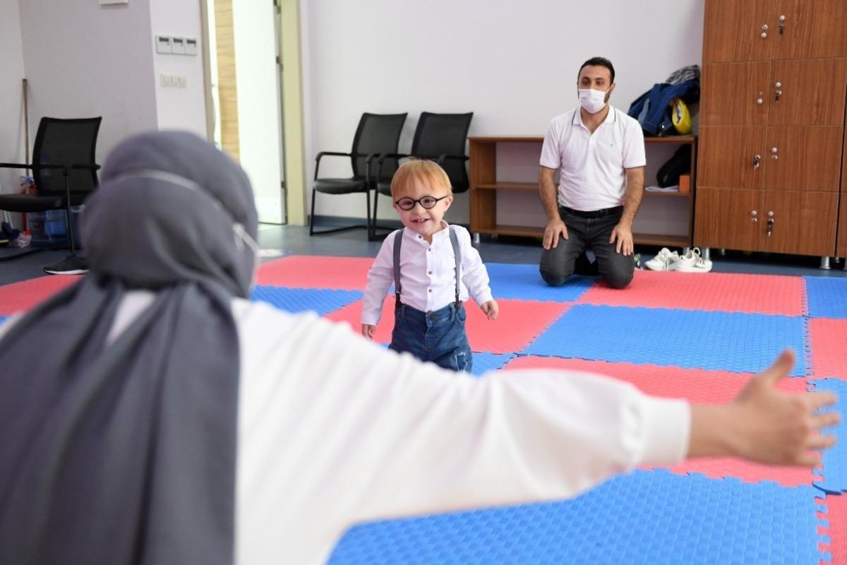 Engelli &ccedil;ocuk, 10 aylık eğitimin ardından y&uuml;r&uuml;meye ve konuşmaya başladı