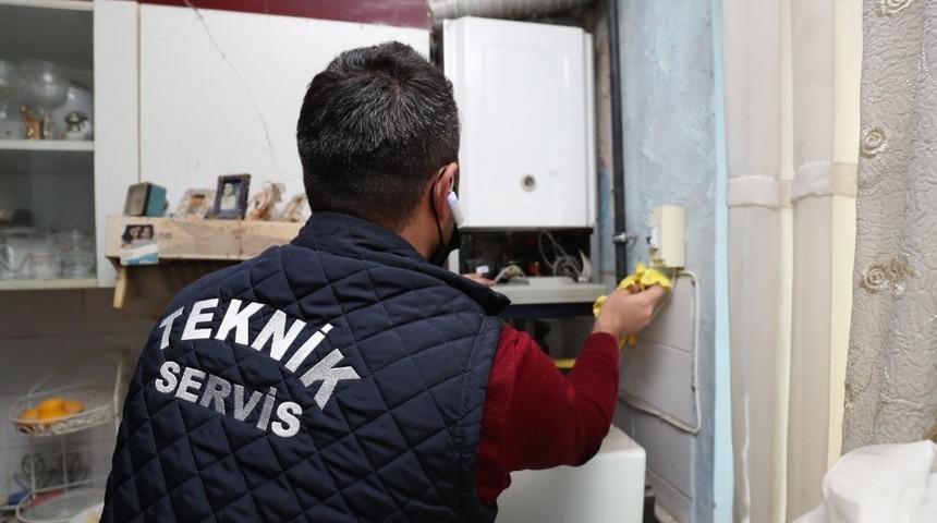 Soğukta kalan yaşlı kadının yardımına belediye ekipleri koştu