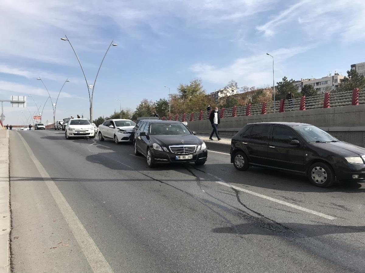 8 aracın karıştığı zincirleme kazada şans eseri yaralanan olmadı